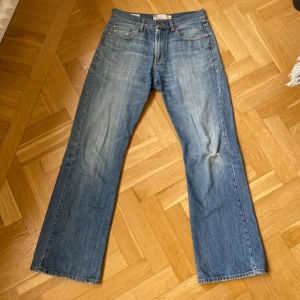 Ljusa jeans - Snyggt tvättade jeans i bra material. Storlek: 32/34  Pris: förslag  Slitage på ena knäet. 