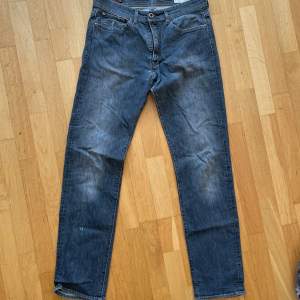 Supersnygga jeans från klassiska märker marlboro classic. Väldigt hög kvalitet och passformen är flim fit i storlek 32/34 med en grå/blå wash. Pris kan diskuteras vid snabb affär😄