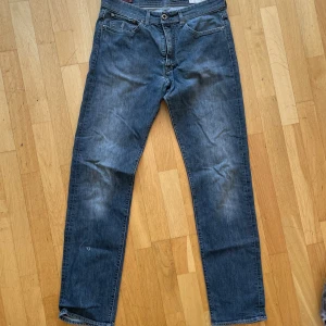 Marlboro jeans - Supersnygga jeans från klassiska märker marlboro classic. Väldigt hög kvalitet och passformen är flim fit i storlek 32/34 med en grå/blå wash. Pris kan diskuteras vid snabb affär😄