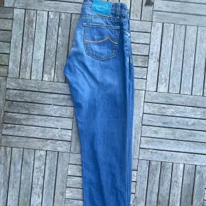 Säljer mina tvärfeta Jacob Cohen jeans av modell 688 som passar perfekt nu till våren och sommaren med den ljusa färgen. Endast använda några få gånger och i väldigt bra skick. Om du har några frågor är det bara att skriva.