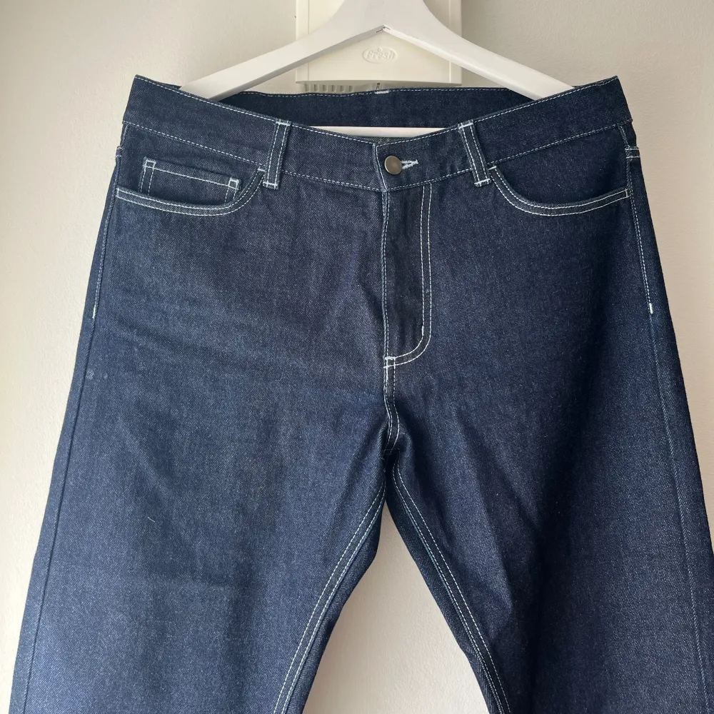 Mörkblåa raka jeans med vita sömmar från Eytys. Är knappt använda och i mycket bra skick💕. Jeans & Byxor.