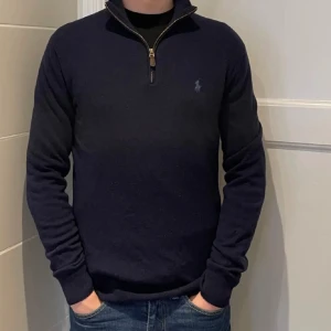 Polo ralph lauren zip kashmir - Säljer denna snygga polo zip kashmir för har tröttnat på den, skick 8/10. Bara att skriva privat för fler bilder eller frågor Ny pris ligger på 2299 kr☺️