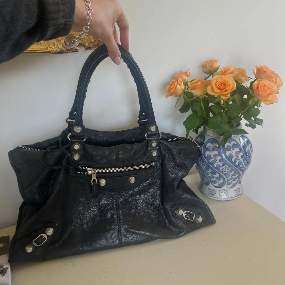 Super användbar klassisk svarta Balenciaga City Bag. Fint skick speciellt på utsidan, tecken på slitage invändigt och sen lilla spegeln. . Väskor.