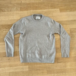 Tröja från These Glory Days - Välanvänd tröja men i väldigt gott skick, inga defekter och säljer den då den inte kommer till användning, färgen är lite sandbeige (ser grå ut på bild)