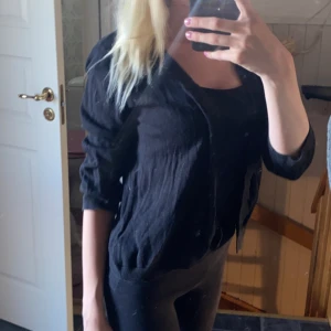 Cardigan - En svart cardigan i storlek M.