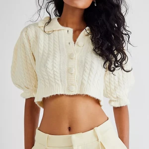 For love & lemons topp - Väldigt mysig stickad cardigan/topp perfekt för svensk sommar. Den är somrig och samtidigt varm! Då den är lite för kort i magen för min del har den inte kommit till användning mer än 1 gång. Hoppas den hittar ett nytt hem den är så fin! 