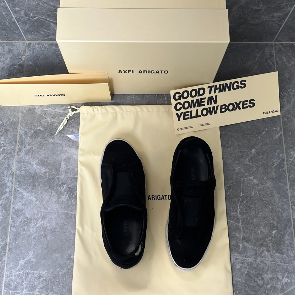 Axel arigato skor storlek 39-40 rätt så bra skick ett litet hål på baksidan  - 91