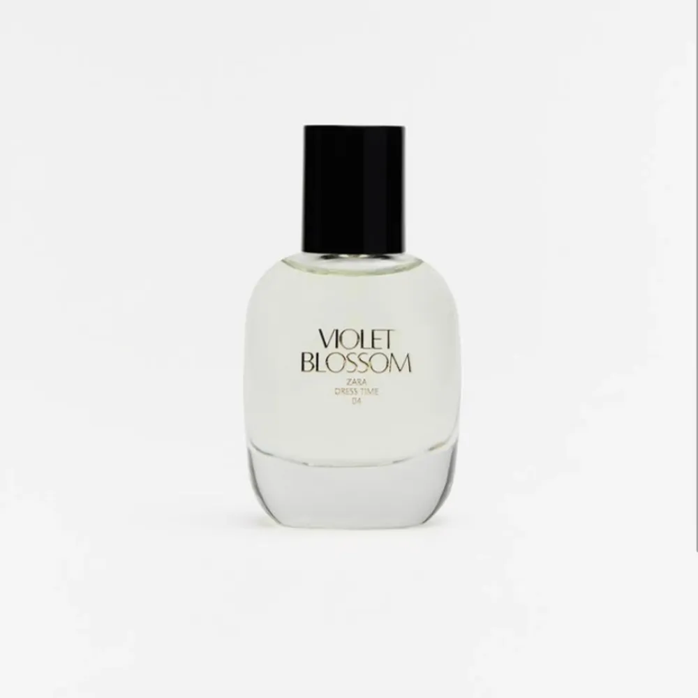 Oanvänd parfym 30ml från ZARA🥰 Lukten är Violet Blossom (Dress Time 04). Övrigt.