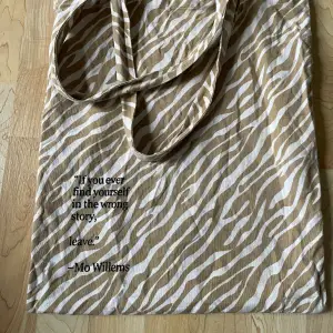 En snygg tygväska med zebramönster! Den har varit använd och det har tyvärr blivit två fläckar på tygpåsens handtag (Bild 4+5) men är annars i bra skick och nytvättad!