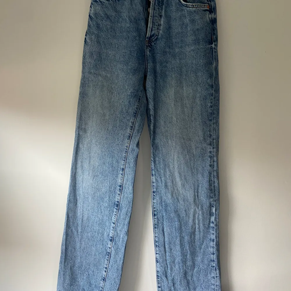 Jeans från mango i modell Kaia. Storlek S och i bra skick. Jeans & Byxor.