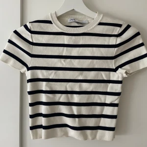 Randig Zara topp - Söt blåvitrandig topp från Zara, knappt använd🫶🏼passar XS-M.