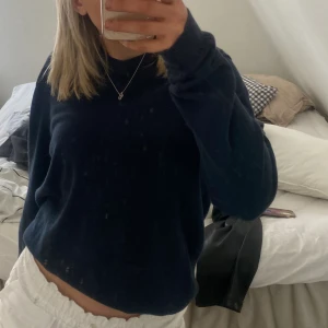 Mörkblå stickad tröja - Mörkblå stickad tröja 💗