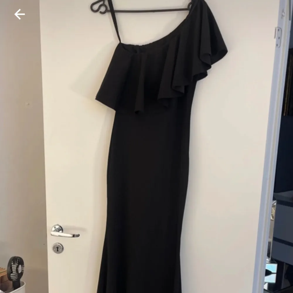 intressekoll på denna fina klänning, perfekt till balen. den är köpt på vinted men är ifrån h&m . Mekot.