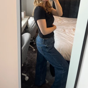 Calvin klein jeans - Sjukt snygga lågmidjade jeans från calvin klein i lös modell, ”90s straight”. Inköpspris 1099 kr. Lite slitna längst ner på byxbenen. Säljer då de är aningen för stora för mig! 🥰💓