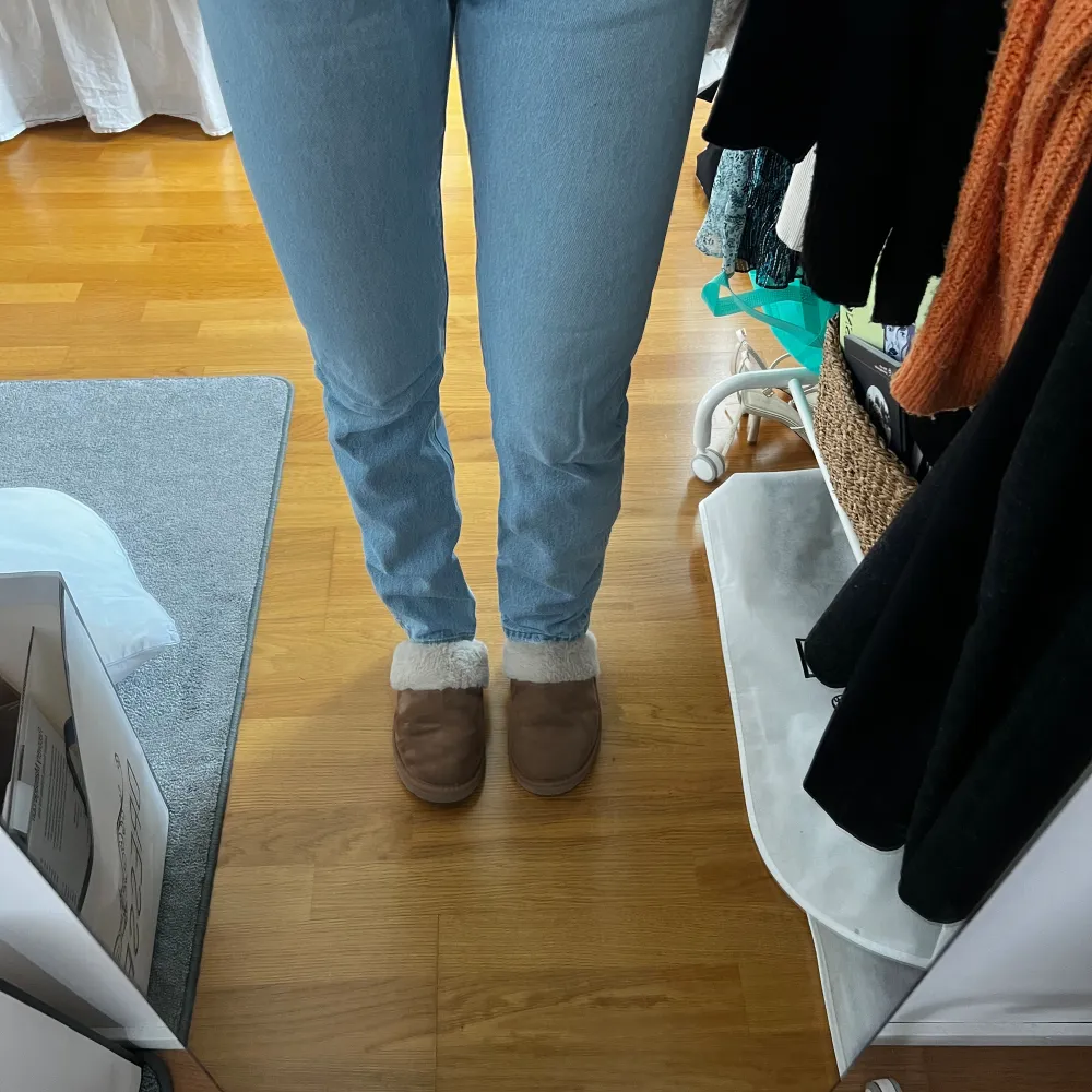 Ett par ljusblåa Levi’s jeans som inte kommer till användning. Extremt fina och väldigt bra material. I W27 L32, ungefär strl S-M i vanliga jeans. Jag är 171cm och det är perfekt längd för mig🩷🩷. Jeans & Byxor.