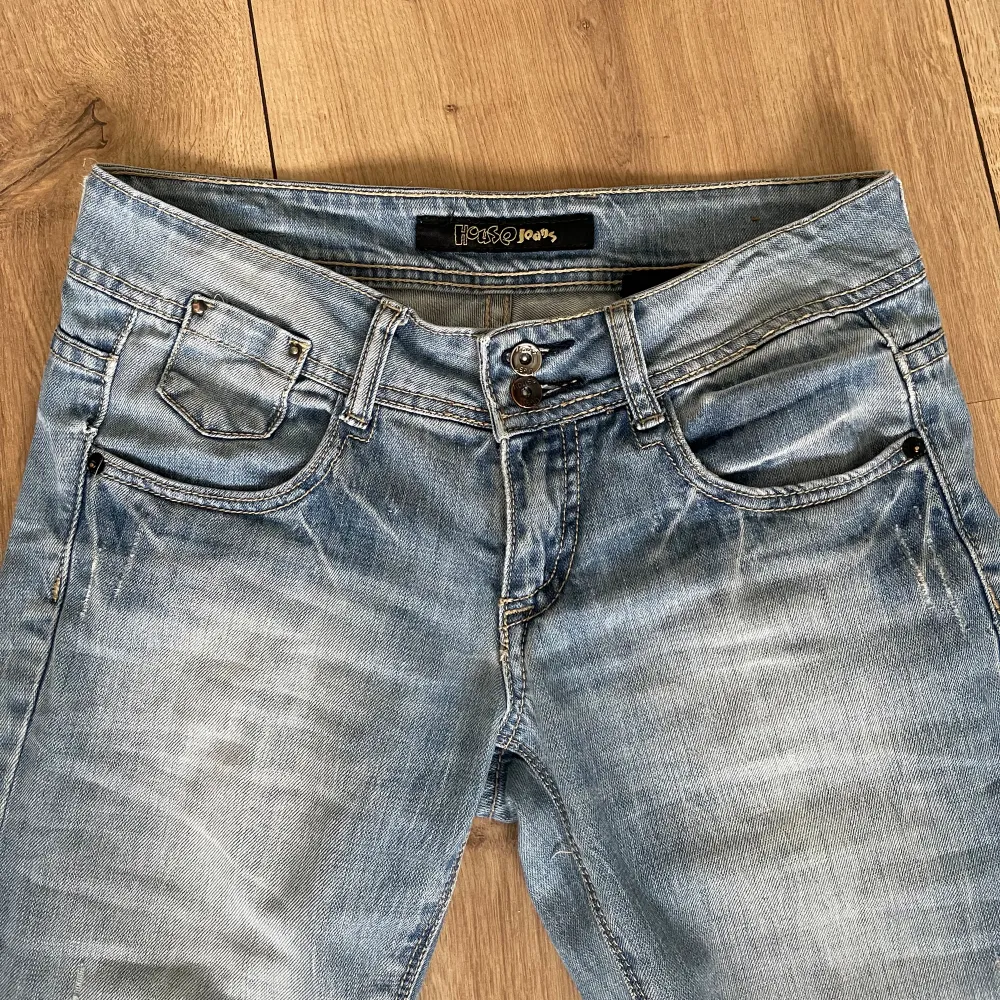 Jättefina lågmidjade bootcut jeans!! Skriv om ni har frågor eller funderingar🌸 Midjemått: 37x2 Innerbenslängd: 77cm💕 Lite långa på mig som är 159cm. Jeans & Byxor.
