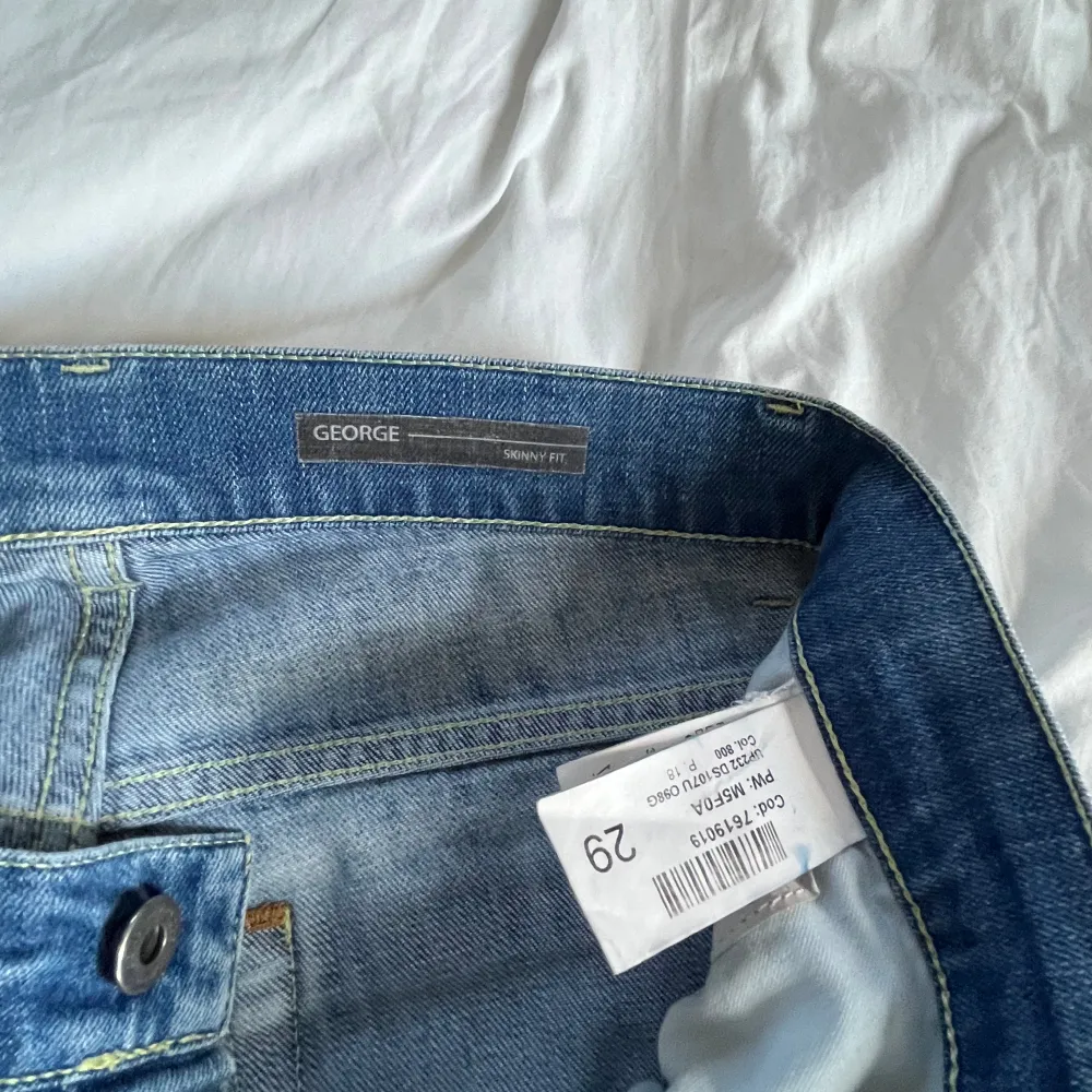 Säljer nu dessa sjukt snygga dondup George jeans. Jeansen är i bra skick och i storlek 29, passar 170! Bara att skriva om du har några frågor. . Jeans & Byxor.