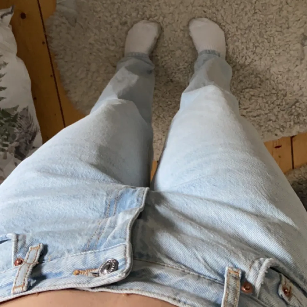 Gina’s perfect jeans i storlek 36/S🫶🏻💕 knabbt använda utan har mest bara hängt i garderoben.. Jeans & Byxor.