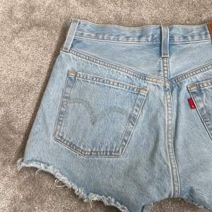 Säljer dem här perfekta jeansshortsen från levis i 501!! De sparsamt använda och har perfekta tvätten nu till sommaren🩵nypris: 699kr