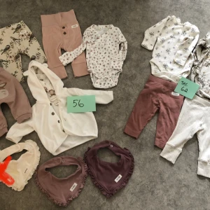 Newbie  - Newbie klädpaket i fint skick.  Det är en dregglis den vita som har lite gula fläckar, annars är allt i fint skick.  Storlek 56 och 62 