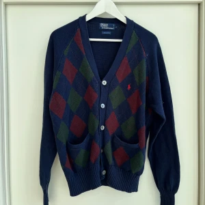 Polo Ralph Lauren Cardigan  - I Polo Ralph Lauren | Rutig Cardigan | Tillverkad i 100% Bomull | Nypris: 3499 kr | Har ett litet hål, precis under en av knapparna. Syns ej när den är knappt. Men därav priset |