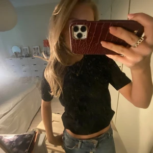 Zara stickad t-shirt 💕 - Säljer denna klassiska tröjan ifrån zara som tyvärr inte används längre, klassisk och stilren 💕, jätte bra skick och kontakta gärna om ni har frågor osv. KÖPET GÅR IGENOM KÖP NU KNAPPEN! 💗💗💗💗