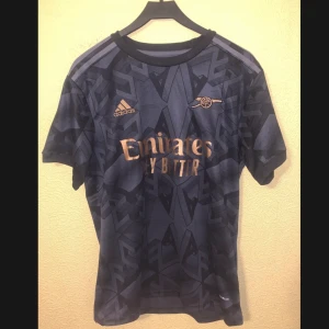 Arsenal bortaställ svart - Arsenals snygga bortaställ från 2022/23 säsongen⚫️🟠 Endast använt cirka 5 gånger och original taggar kan skickas med vid önskemål