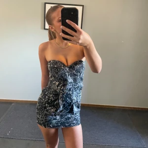 Kort klänning med coolt mönster - Kort klänning med fina mönster och fickor. Storlek xs.  Den har inga sömmar på insidan som man kan se högst upp på 3e bilden vilket gör att tyget blir lite konstigt men man kan enkelt vika in det. Annars är den jättefin