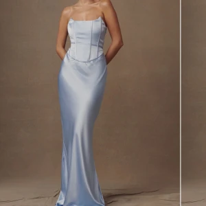 Balklänning - Ljusblå balklänning i satin, storlek XXS🤍 Helt ny och oanvänd, prislapp kvar. Korsetten är mjuk! 