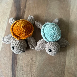 Handvirkade sköldpaddor - Säljer Handvirkade sköldpaddor❤️  Virkar dessa själv så om man vill ha en i en annan färg så går det att lösa!  Perfekt som present till barn / dop  