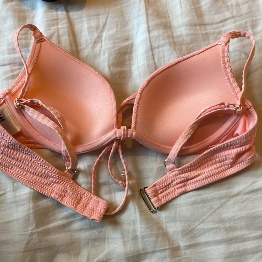 Helt oanvänd bikini överdel (inte ens provad) som är korall/rosa. Jättefin färg och detaljer. Testade den först i affär och sedan fick jag en i present men det var helt fel storlek och jag hade inget kvitto💞säljer då jag ej kan ha den! Nypris 229. Övrigt.