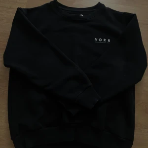 Svart sweatshirt - Bra basplagg i fint skick, passar  S 👍🏼