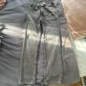 Säljer dessa jeans åt det mer baggy hållet från Gina Young i storlek 158! Säljer då de inte är riktigt min stil längre🤍 Tryck gärna på köp nu🤍