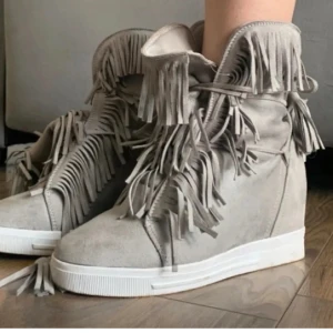 Frans skor - Säljer dessa frans skor som är i jättebra skick! De är egentligen i 41 men jag skulle säga att det är mer en 40 eller 40,5. Kilklacken är ca 6 cm