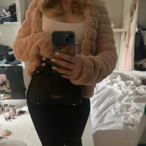 Burberry väska - Säljer min burberry väska i nyskick, jättesnygg. Kommer med kvitto och äkthetsbevis