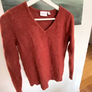 en röd stickad tröja från Vila med v-ring❣️