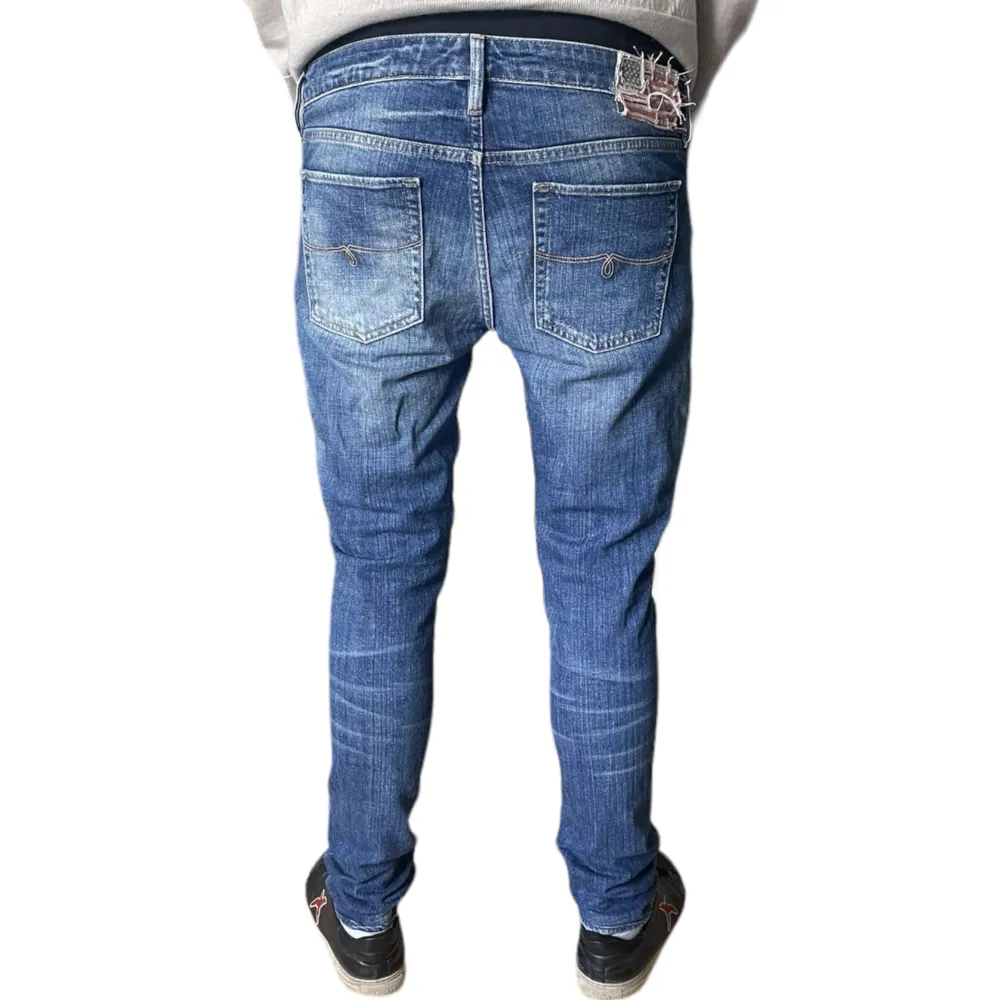 Säljer dessa otroligt snygga Ralph Lauren Jeans som är i perfekt skick! 9/10. Modell på jeansen är Cecilia och modellen på bilden är 189 och 75 kg. Kontakta oss om ni har funderingar!. Jeans & Byxor.