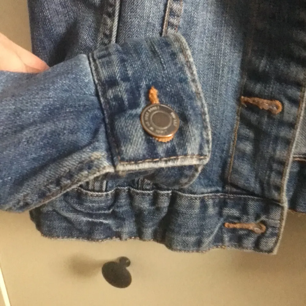 En sparsamt använd jeans jacka i storlek 42. Jackor.