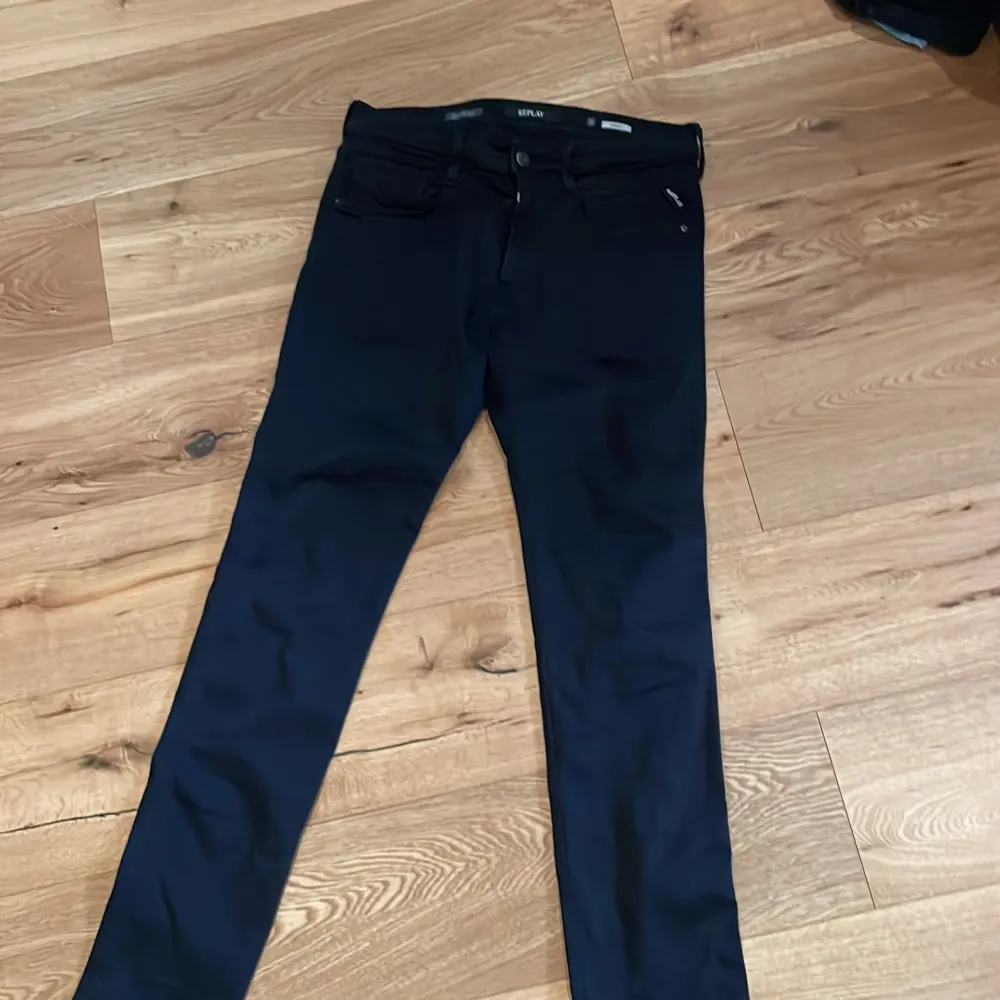 Tja! Säljer dessa replay jeansen i modellen Anbass storlek ’31 då de inte längre passar mig. Jeansen har sällan används och finns inga tecken på användning.  Hör av er vid minsta lilla intresse!. Jeans & Byxor.