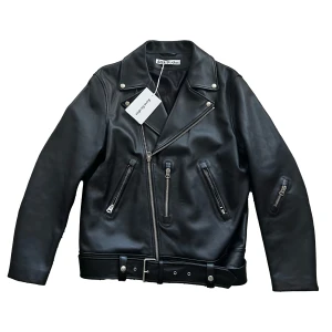 Acne Studios Leather jacket NY! - Acne Studios skinnjacka!  Aldrig använd, etikett fortfarande intakt.   Nypris 15500kr, har kvitto!  Storlek 50 men oversized och passar en L/XL.  Med vänlig hälsning Ludvig
