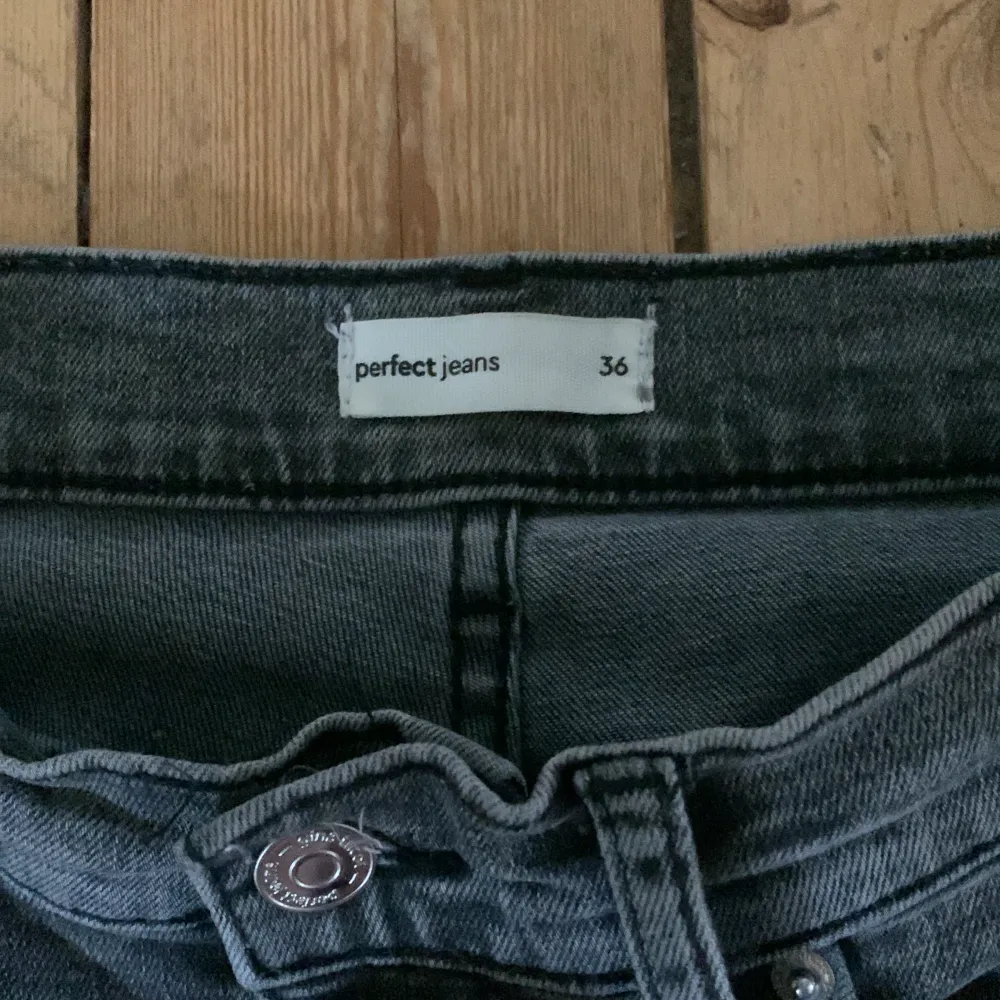 Lågmidjade gråa jeans från Gina i storlek 36. Super bra skick förutom lite slitna vid ”foten”, kom privat för fler bilder. Nypris 500💕. Jeans & Byxor.