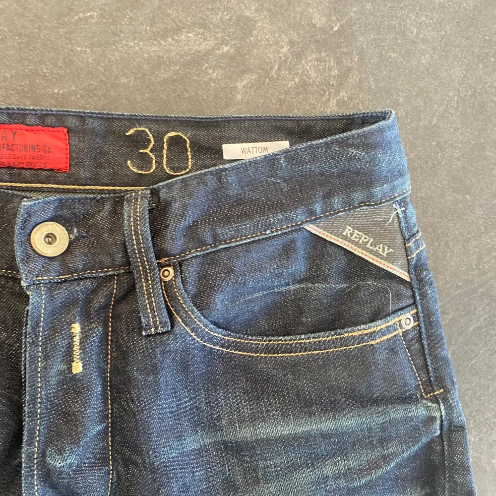 Jättefina replay jeans. Fin färg o sjukt go passform. Storlek 30/32 Waitom. Kontakta för fler frågor eller funderingar.. Jeans & Byxor.