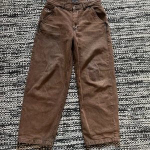 Route one byxor - Har ett par route one byxor som jag vill sälja pga att jag inte använder de. De är riktigt snygga och har en Skater fit. De är ganska baggy och de sätter sig som en smäck på skorna.  Storlek w32  Hör av dig om du har några frågor eller vill ha fler b