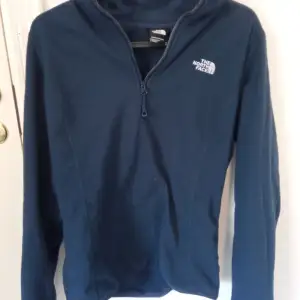 As snygg och i bra skick the north face tröja i microfiber. Köpt för 900 kr 