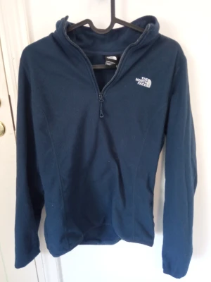 The north face tröja - As snygg och i bra skick the north face tröja i microfiber. Köpt för 900 kr 