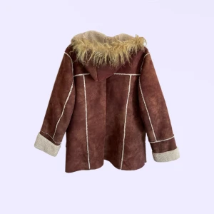 cool jacka med pälsdetaljer🧸 - jättecool jacka köpt på humana. säljer då den inte kommer till användning. perfekt till höst/vinter!🤎