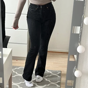 Bootcut Jeans svarta - Superfina Bootcut jeans i strl 34. 