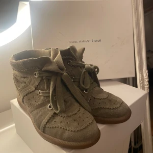 Isabel marant  - Storlek 38.  Skorna är i nyskick, kartong medföljer. Endast använt ett fåtal gånger. Det finns inga tecken på defekter.  Skriv vid frågor !  Pris kan diskuteras :)💕