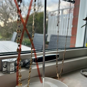 Guldigt halsband  - Endast det till höger kvar 💗