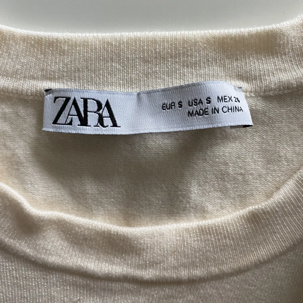 Söt randig finstickad t-shirt från Zara! Nästan aldrig använd men tyvärr så har den fått en oljefläck vilket gör att jag säljer den för billigare pris. Kommer inte ihåg exakt vad jag köpte den för men har för mig att nypris var 250,säljer för 95 + frakt!❣️. T-shirts.